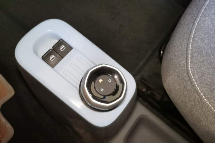 Used Geely Galaxy Panda 2024 Panda Mini 200km Endurance Bear Gear Lever