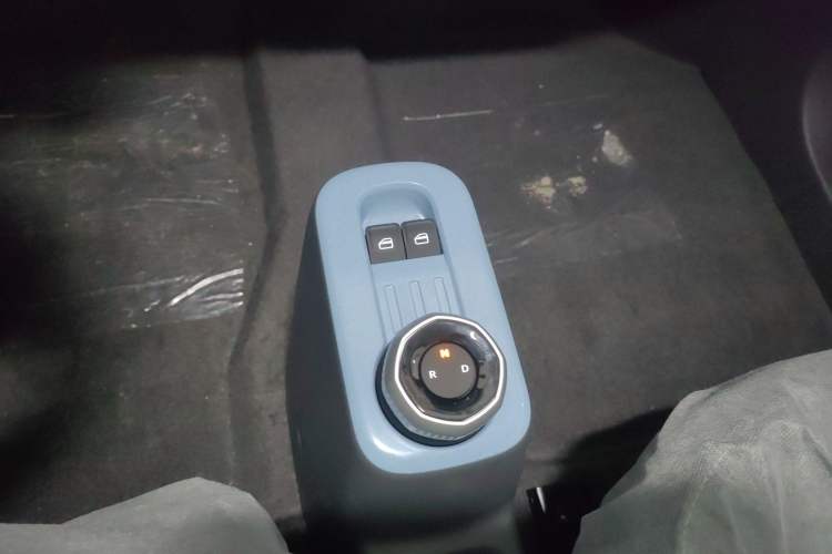 Used Geely Galaxy Panda 2024 Panda Mini 200km Endurance Bear Gear Lever