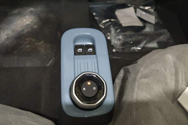 Used Geely Galaxy Panda 2024 Panda Mini 200km Endurance Bear Gear Lever