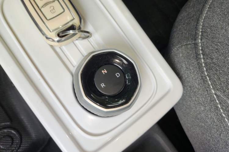 Used Geely Galaxy Panda 2024 Panda Mini 200km Endurance Bear Gear Lever