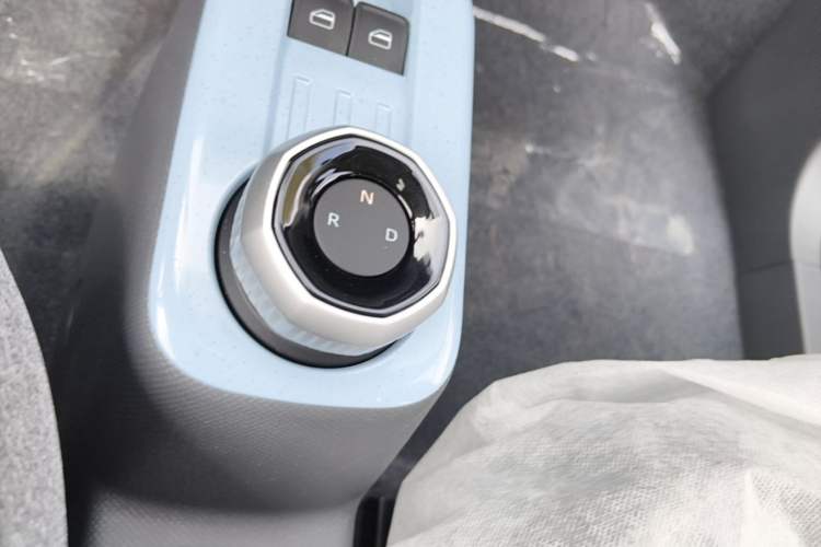 Used Geely Galaxy Panda 2024 Panda Mini 200km Endurance Bear Gear Lever