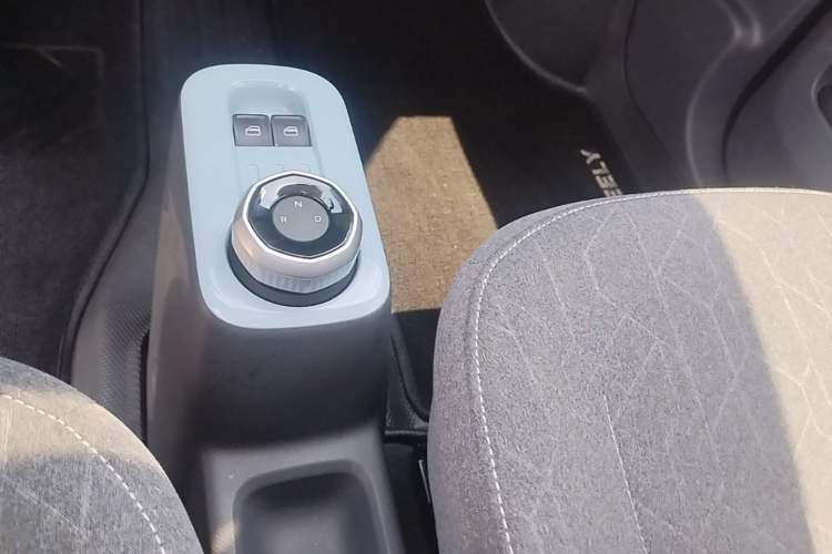 Used Geely Galaxy Panda 2024 Panda Mini 200km Endurance Bear Gear Lever
