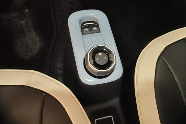Used Geely Galaxy Panda 2024 Panda Mini 200km Endurance Bear Gear Lever