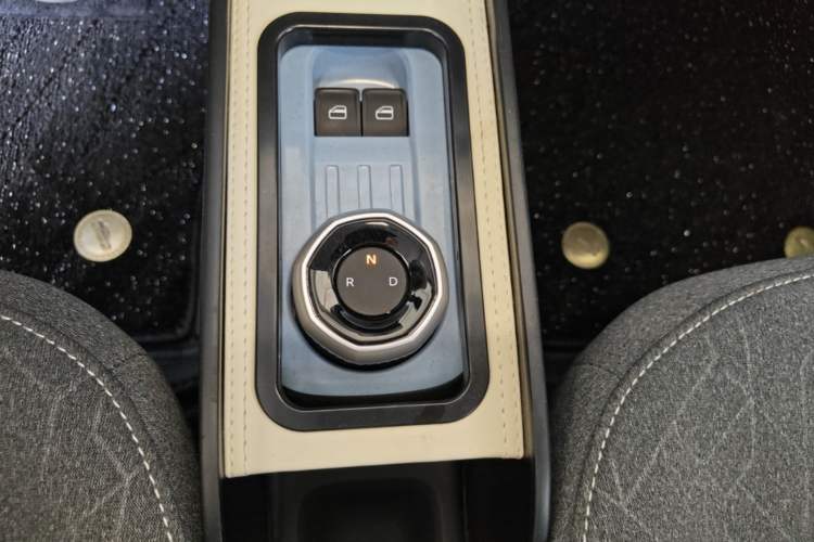 Used Geely Galaxy Panda 2024 Panda Mini 200km Endurance Bear Gear Lever