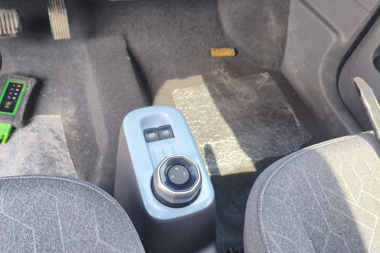 Used Geely Galaxy Panda 2024 Panda Mini 200km Endurance Bear Gear Lever