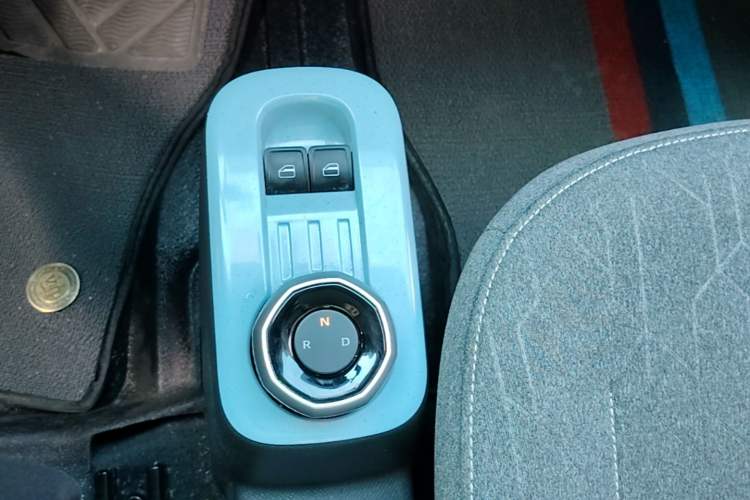 Used Geely Galaxy Panda 2024 Panda Mini 200km Endurance Bear Gear Lever