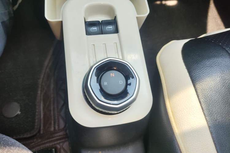 Used Geely Galaxy Panda 2024 Panda Mini 200km Endurance Bear Gear Lever