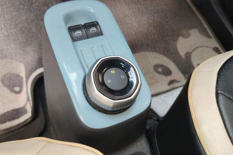 Used Geely Galaxy Panda 2024 Panda Mini 200km Endurance Bear Gear Lever