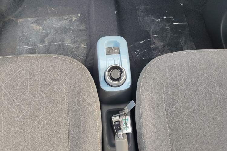 Used Geely Galaxy Panda 2024 Panda Mini 200km Endurance Bear Gear Lever