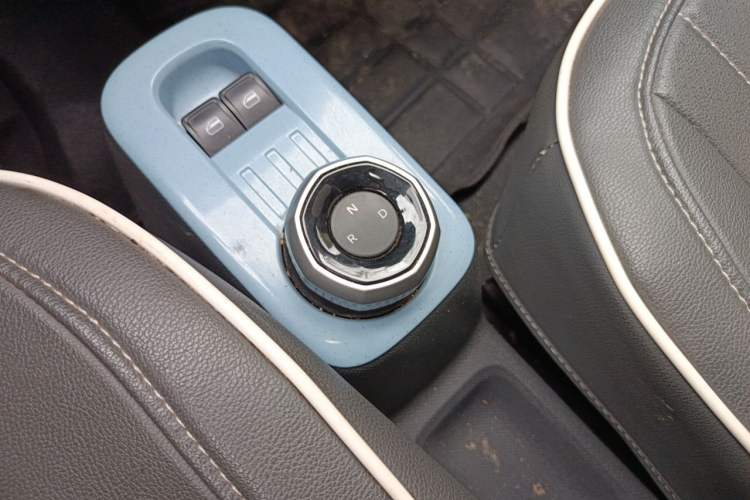 Used Geely Galaxy Panda 2024 Panda Mini 200km Endurance Bear Gear Lever