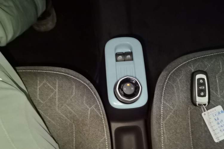Used Geely Galaxy Panda 2024 Panda Mini 200km Endurance Bear Gear Lever