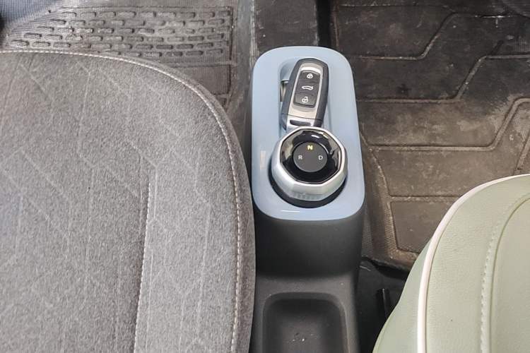 Used Geely Galaxy Panda 2024 Panda Mini 200km Endurance Bear Gear Lever