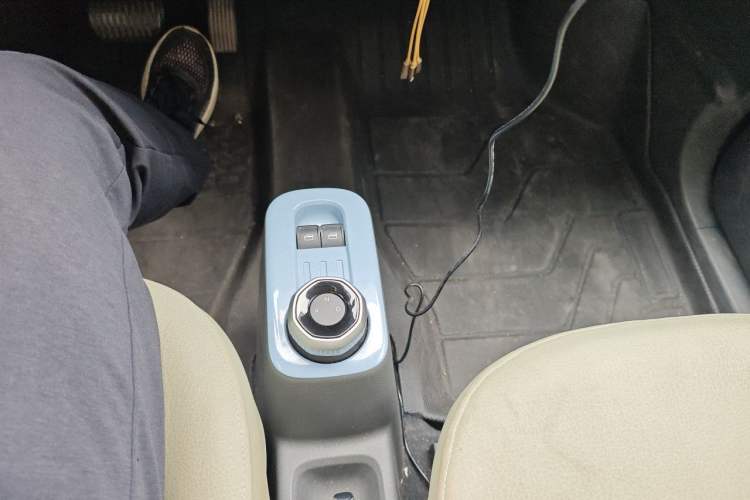 Used Geely Galaxy Panda 2024 Panda Mini 200km Endurance Bear Gear Lever