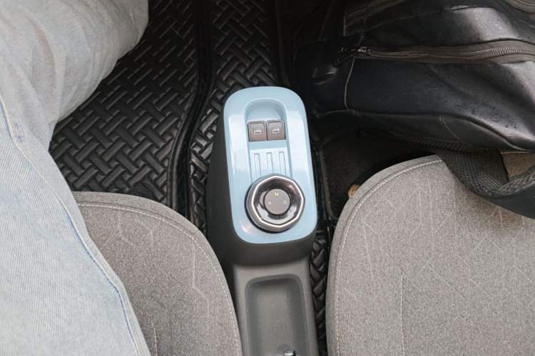 Used Geely Galaxy Panda 2024 Panda Mini 200km Endurance Bear Gear Lever