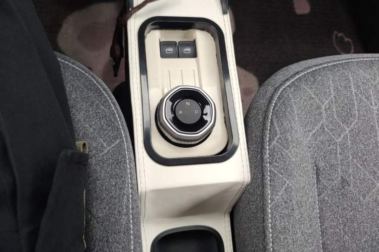 Used Geely Galaxy Panda 2024 Panda Mini 200km Endurance Bear Gear Lever
