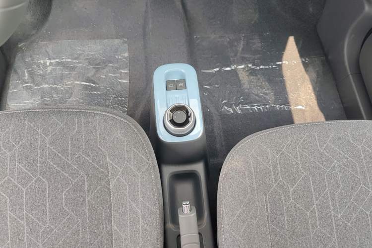 Used Geely Galaxy Panda 2024 Panda Mini 200km Endurance Bear Gear Lever