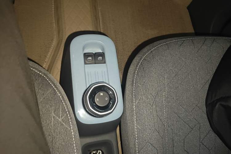 Used Geely Galaxy Panda 2024 Panda Mini 200km Endurance Bear Gear Lever