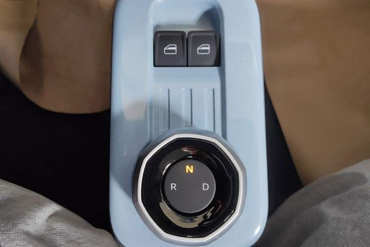 Used Geely Galaxy Panda 2024 Panda Mini 200km Endurance Bear Gear Lever