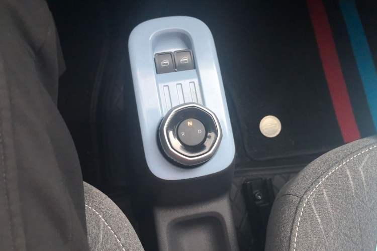 Used Geely Galaxy Panda 2024 Panda Mini 200km Endurance Bear Gear Lever