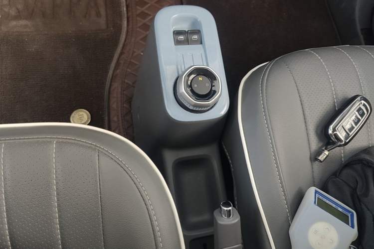 Used Geely Galaxy Panda 2024 Panda Mini 200km Endurance Bear Gear Lever