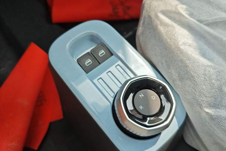 Used Geely Galaxy Panda 2024 Panda Mini 200km Endurance Bear Gear Lever