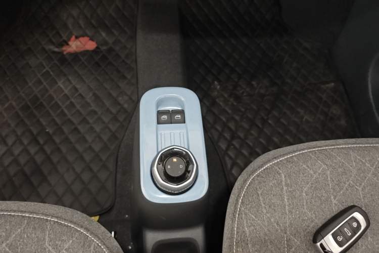 Used Geely Galaxy Panda 2024 Panda Mini 200km Endurance Bear Gear Lever