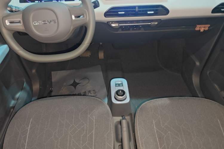 Used Geely Galaxy Panda 2024 Panda Mini 200km Endurance Bear Gear Lever