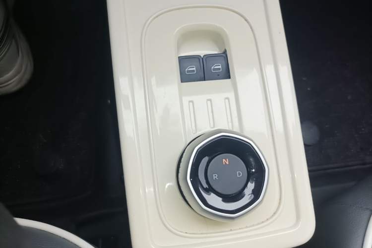 Used Geely Galaxy Panda 2024 Panda Mini 200km Endurance Bear Gear Lever