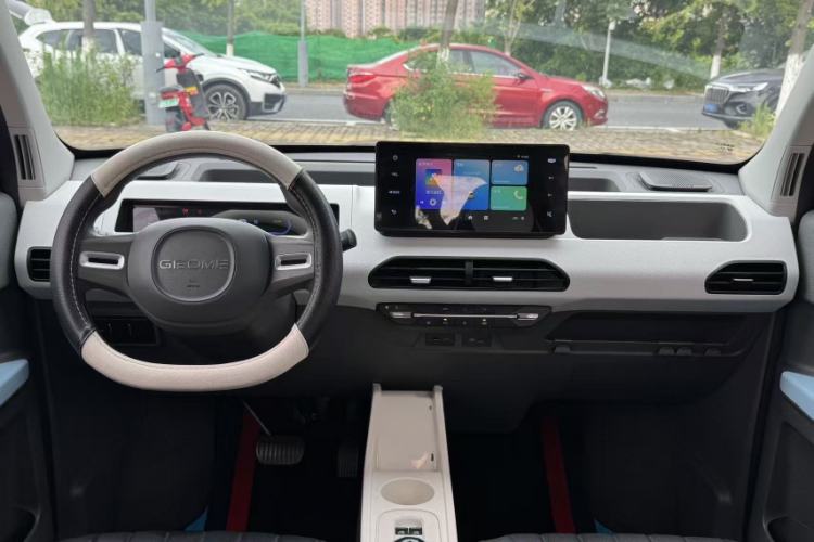 Used Geely Galaxy Panda 2024 Panda Mini 200km Endurance Bear Interior 4