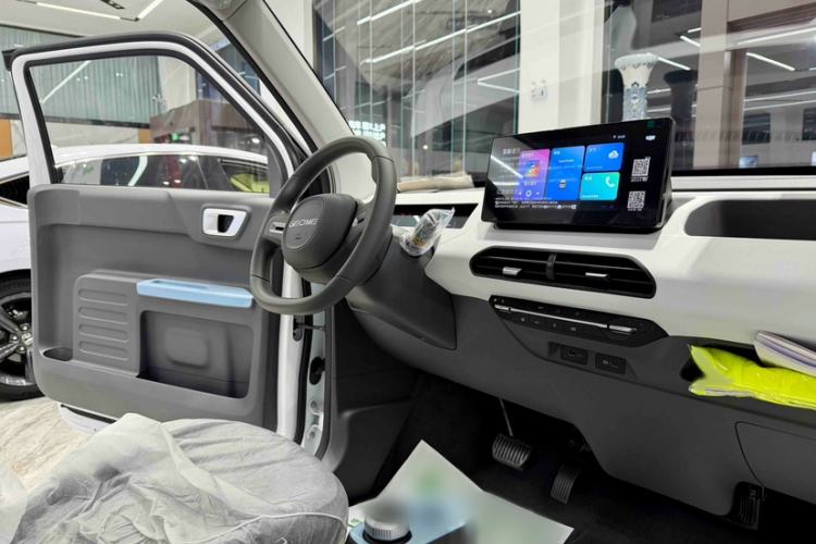 Used Geely Galaxy Panda 2024 Panda Mini 200km Endurance Bear Interior 4