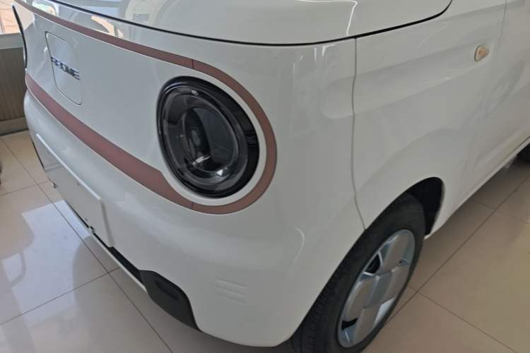 Used Geely Galaxy Panda 2024 Panda Mini 200km Endurance Bear Left Front Headlight