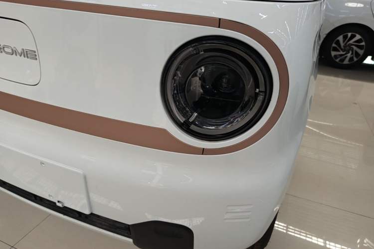 Used Geely Galaxy Panda 2024 Panda Mini 200km Endurance Bear Left Front Headlight