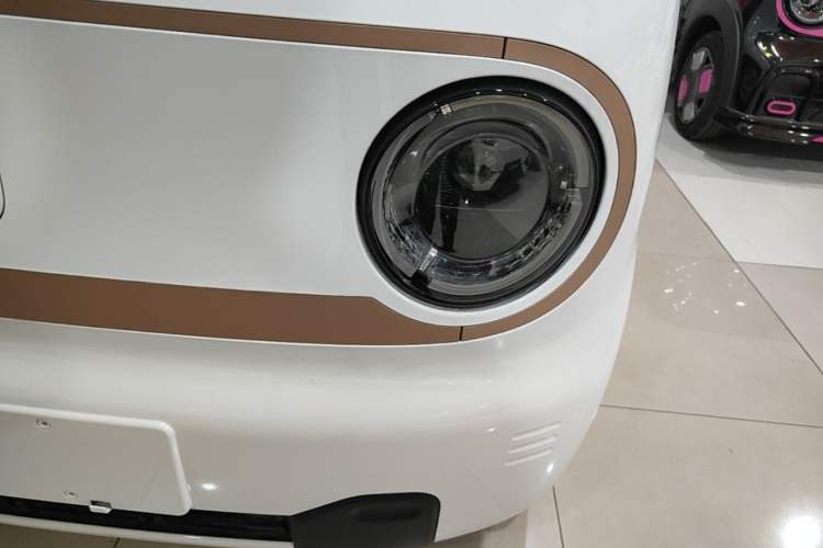 Used Geely Galaxy Panda 2024 Panda Mini 200km Endurance Bear Left Front Headlight