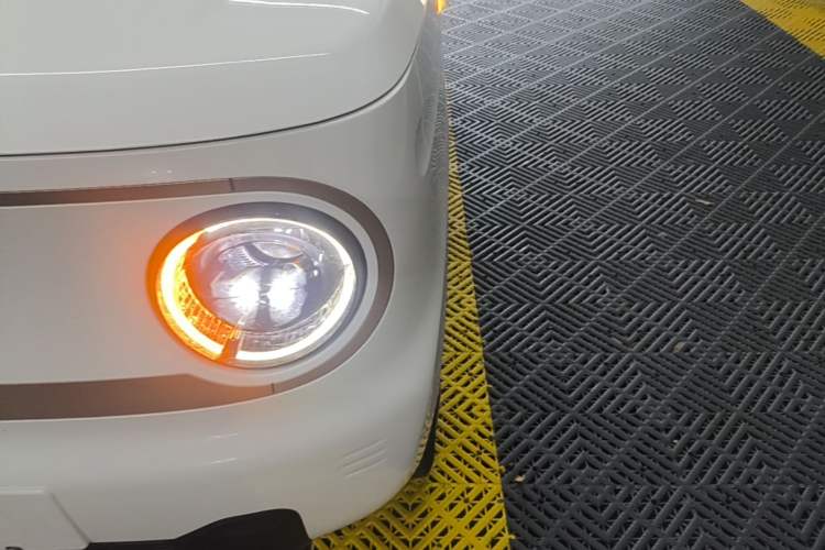 Used Geely Galaxy Panda 2024 Panda Mini 200km Endurance Bear Left Front Headlight