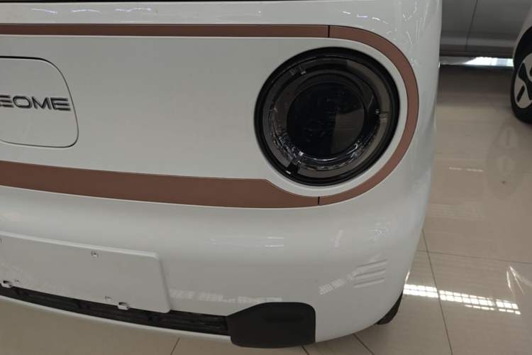 Used Geely Galaxy Panda 2024 Panda Mini 200km Endurance Bear Left Front Headlight