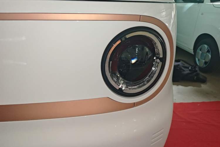 Used Geely Galaxy Panda 2024 Panda Mini 200km Endurance Bear Left Front Headlight