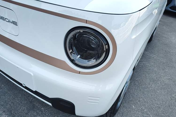 Used Geely Galaxy Panda 2024 Panda Mini 200km Endurance Bear Left Front Headlight