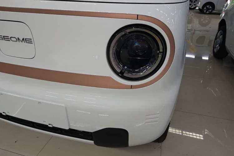 Used Geely Galaxy Panda 2024 Panda Mini 200km Endurance Bear Left Front Headlight