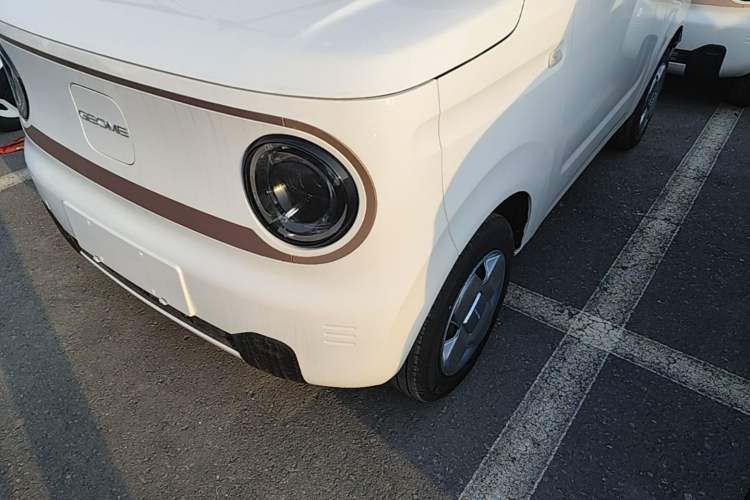 Used Geely Galaxy Panda 2024 Panda Mini 200km Endurance Bear Left Front Headlight