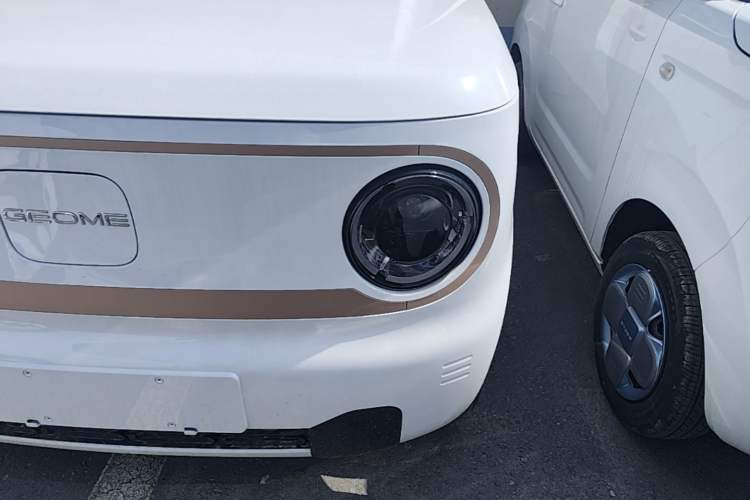 Used Geely Galaxy Panda 2024 Panda Mini 200km Endurance Bear Left Front Headlight