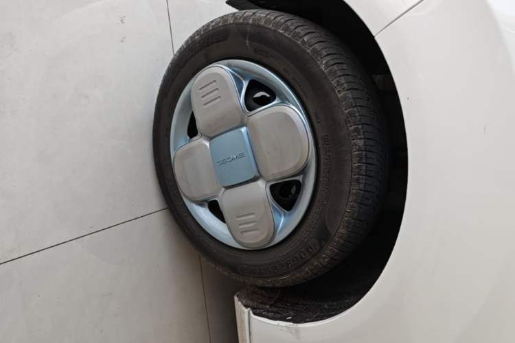 Used Geely Galaxy Panda 2024 Panda Mini 200km Endurance Bear Left Front Wheel Hub