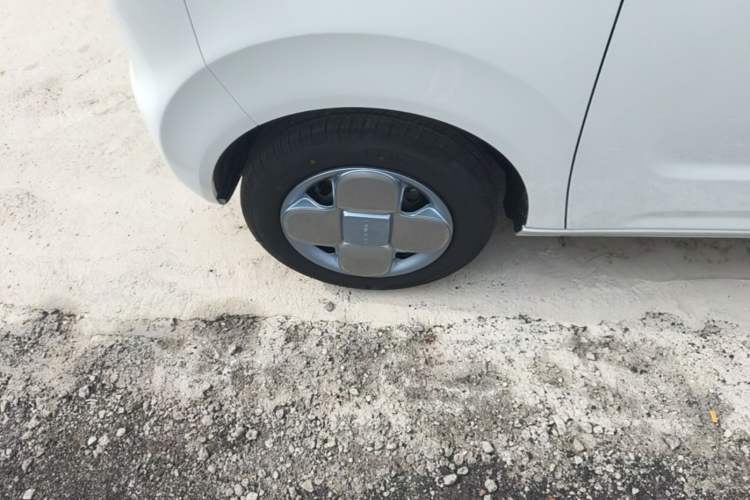 Used Geely Galaxy Panda 2024 Panda Mini 200km Endurance Bear Left Front Wheel Hub
