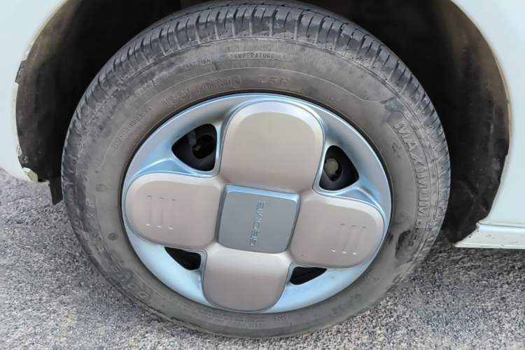 Used Geely Galaxy Panda 2024 Panda Mini 200km Endurance Bear Left Front Wheel Hub