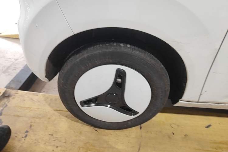 Used Geely Galaxy Panda 2024 Panda Mini 200km Endurance Bear Left Front Wheel Hub