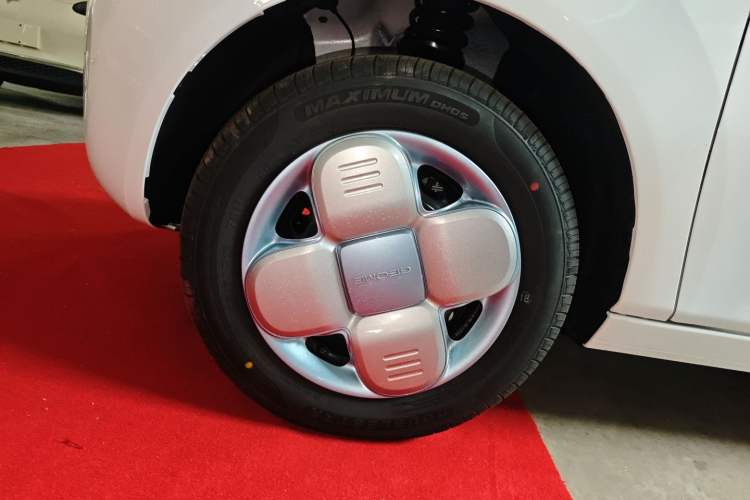 Used Geely Galaxy Panda 2024 Panda Mini 200km Endurance Bear Left Front Wheel Hub
