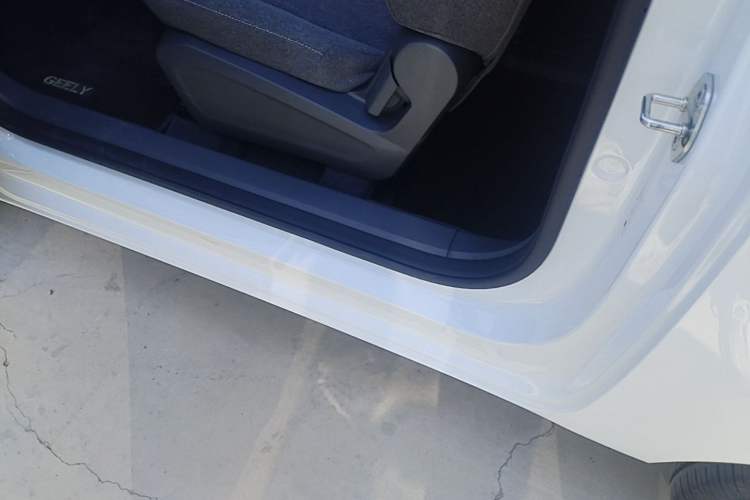 Used Geely Galaxy Panda 2024 Panda Mini 200km Endurance Bear Left Side Sill