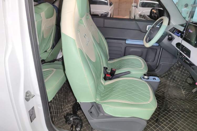 Used Geely Galaxy Panda 2024 Panda Mini 200km Endurance Bear Right Front Seat