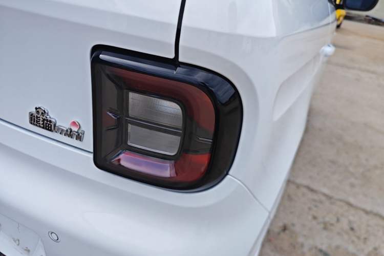 Used Geely Galaxy Panda 2024 Panda Mini 200km Endurance Bear Right Rear Taillight
