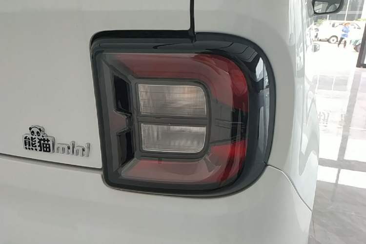Used Geely Galaxy Panda 2024 Panda Mini 200km Endurance Bear Right Rear Taillight
