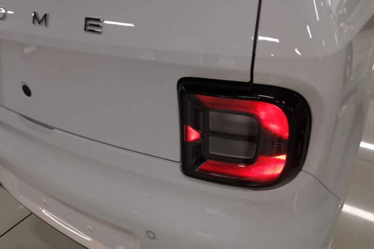 Used Geely Galaxy Panda 2024 Panda Mini 200km Endurance Bear Right Rear Taillight